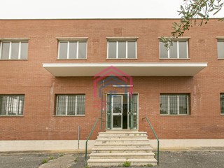 Capannone in Vendita a Pomezia, 749'000€, 1300 m²