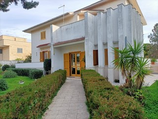 Villa in Vendita a Taranto, 300'000€, 558 m²