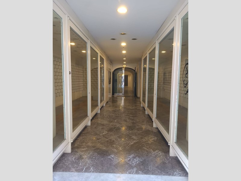 Immobile commerciale in Vendita a Taranto, 240'000€, 300 m²