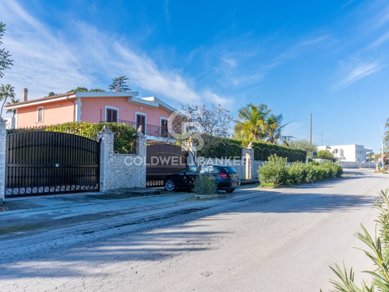 Villa in Vendita a Trani, 650'000&euro;, 350 m²
