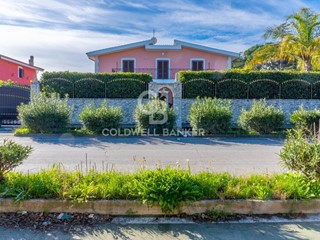 Villa in Vendita a Trani, 650'000€, 350 m²