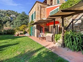 Villa in Vendita a Sanremo, 1'050'000€, 429 m², con Box