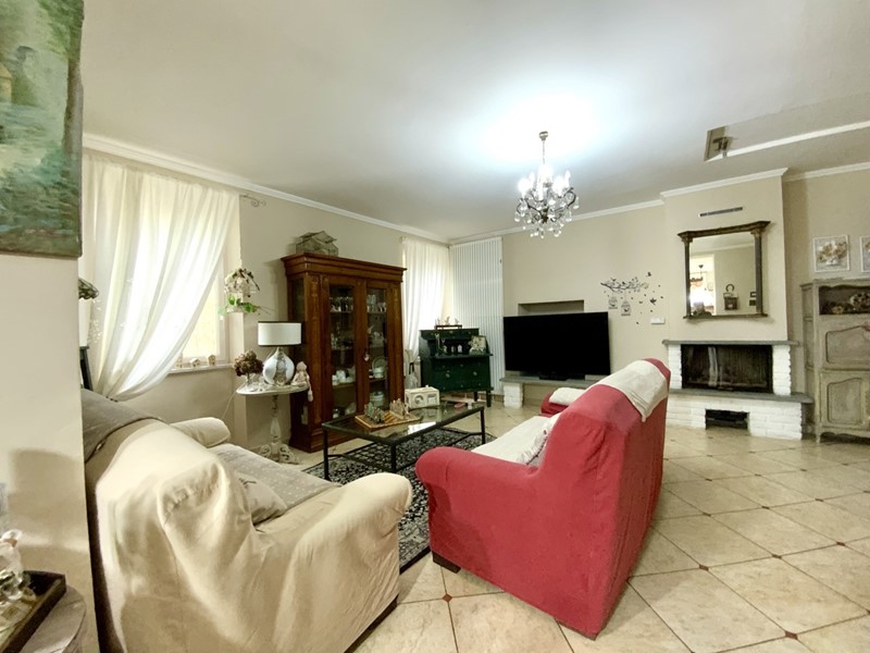 Casa Indipendente in Vendita a Acqui Terme, 360'000€, 215 m²