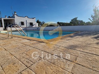 Villa in Vendita a Brindisi, 280'000€, 111 m², con Box