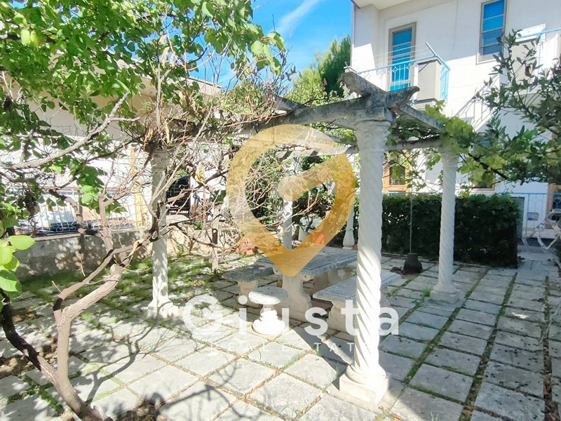 Quadrilocale in Vendita a Brindisi, 160'000€, 179 m²