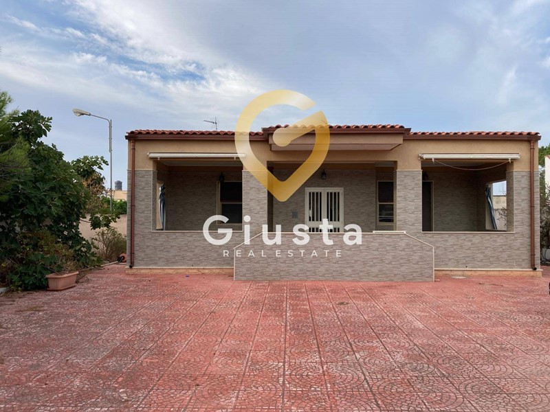 Villa in Vendita a Brindisi, 140'000&euro;, 150 m²