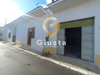 Casa Indipendente in Vendita a Cellino San Marco, 75'000&euro;, 195 m²