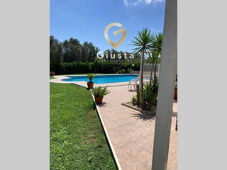 Villa in Vendita a Mesagne, 385'000€, 177 m²