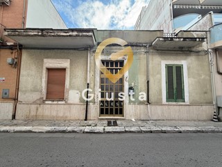 Casa Indipendente in Vendita a Brindisi, 120'000&euro;, 300 m²