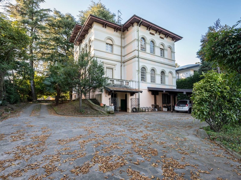 Villa in Vendita a Varese, 860'000€, 403 m²
