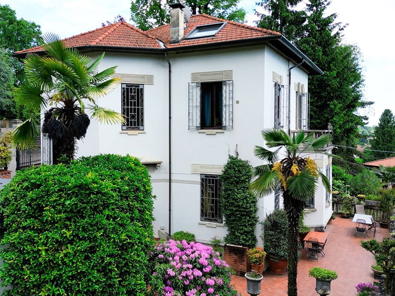 Villa in Vendita a Venegono Superiore, 1'000'000€, 339 m²