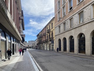 Attività commerciale in Vendita a Varese, 1'100'000€, 410 m²