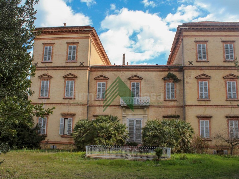 Villa in Vendita a Giulianova, 850'000€, 1900 m²