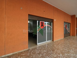 Immobile commerciale in Vendita a Teramo, 65'000€, 72 m²