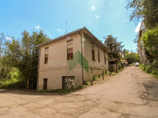 Casa Indipendente in Vendita a Teramo, 165'000€, 330 m²