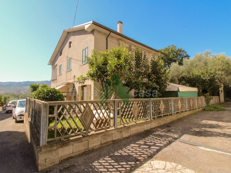 Casa Indipendente in Vendita a Bellante, 300'000€, 321 m²