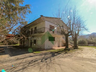 Casa Indipendente in Vendita a Montorio al Vomano, 190'000€, 250 m²