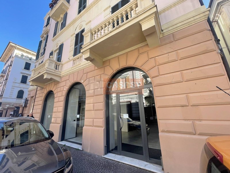 Immobile commerciale in Vendita a Albenga, 320'000€, 184 m²