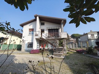 Villa in Vendita a Gallarate, 240'000€, 145 m²