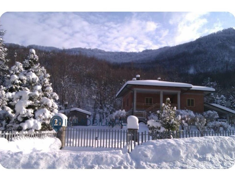 Villa in Vendita a Ventasso, 219'000€, 200 m²