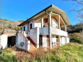 Villa in Vendita a Sarzana, 215'000&euro;, 150 m²