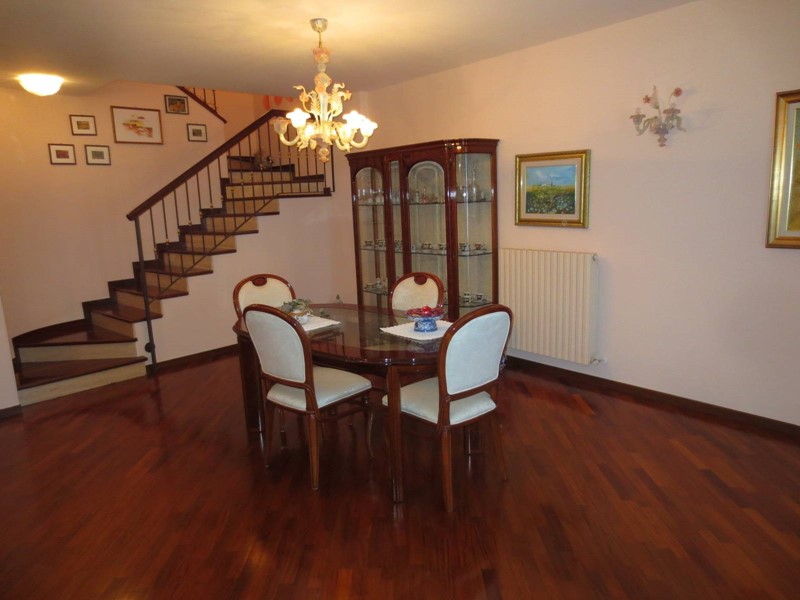 Villetta a schiera in Vendita a Ascoli Piceno, 270'000€, 315 m²