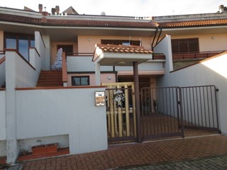 Villetta a schiera in Vendita a Ascoli Piceno, 270'000€, 315 m²