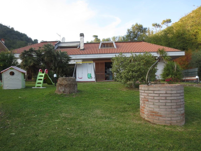 Villa in Vendita a Ascoli Piceno, 465'000€, 600 m²
