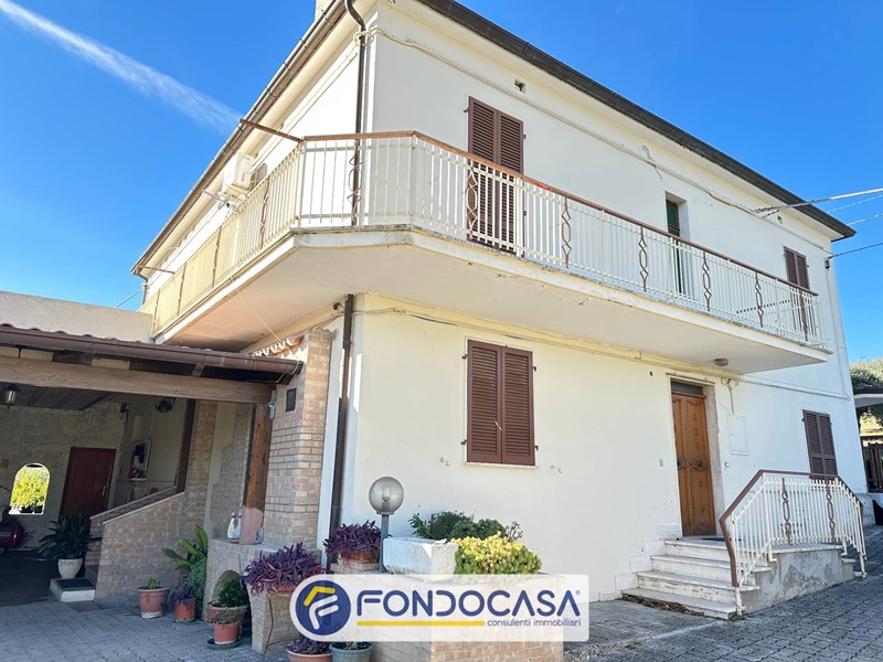 Casa Indipendente in Vendita a Civitella del Tronto, 225'000€, 550 m²