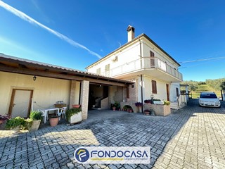 Casa Indipendente in Vendita a Civitella del Tronto, 225'000€, 550 m²