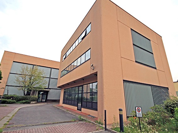 Ufficio in Vendita a Treviolo, 2700 m²