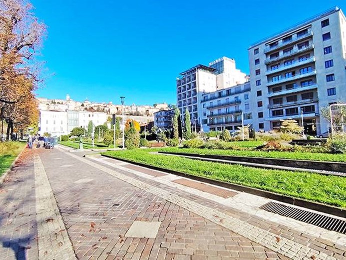 Negozio in Vendita a Bergamo, 750 m²