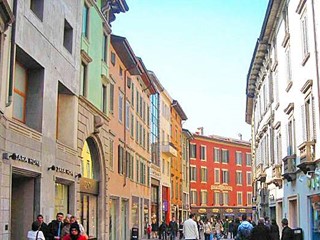 Negozio in Vendita a Bergamo, 270 m²