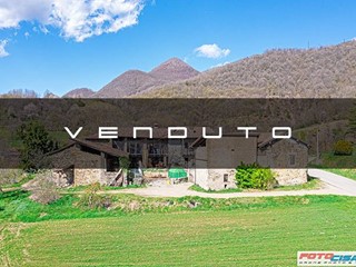 Rustico in Vendita a Caprino Bergamasco, 395'000€, 820 m²