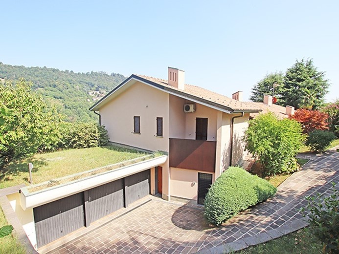 Villa in Vendita a Alzano Lombardo, 750'000€, 428 m²