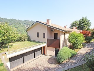 Villa in Vendita a Alzano Lombardo, 750'000€, 428 m²