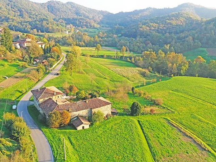 Rustico in Vendita a Caprino Bergamasco, 550'000€, 1200 m², con Box