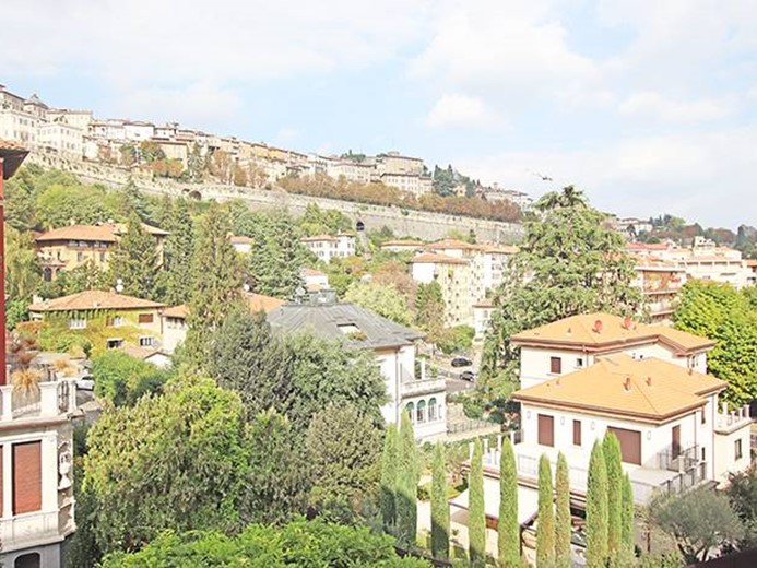 Appartamento in Affitto a Bergamo, 450 m²