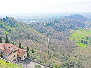 Villa in Vendita a Bergamo, 1100 m²