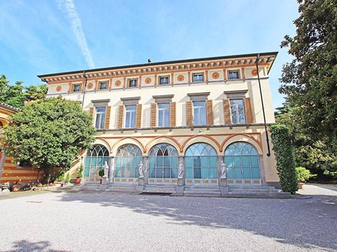 Villa in Vendita a Almenno San Bartolomeo, 1900 m², con Box