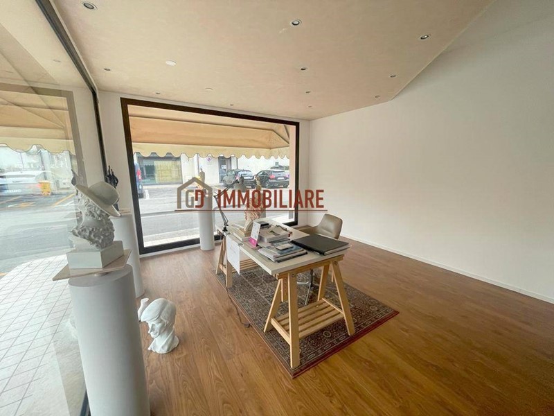 Attività commerciale in Affitto a Montebelluna, 600€, 110 m²