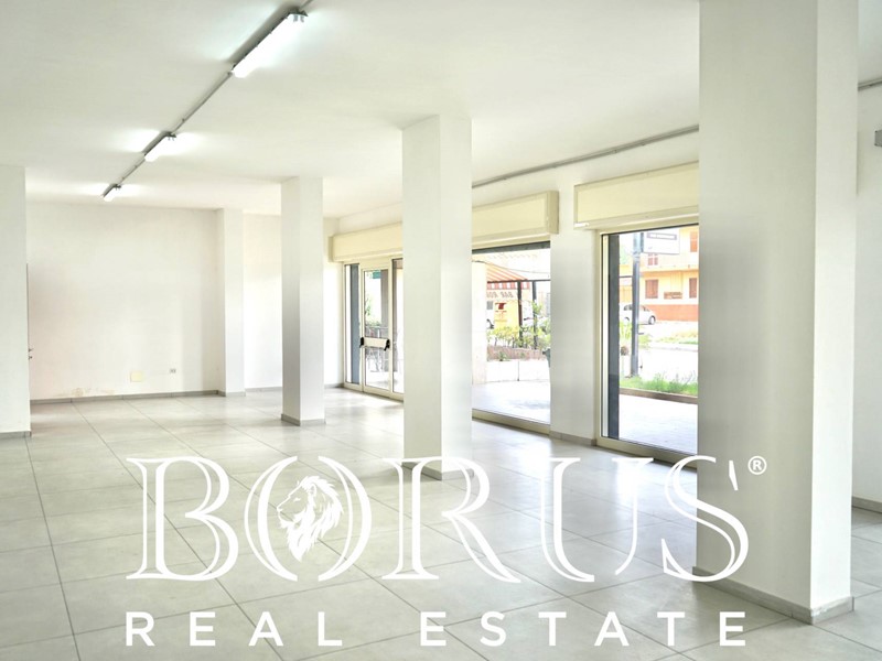 Immobile commerciale in Affitto a Arzano, 1'400€, 153 m²