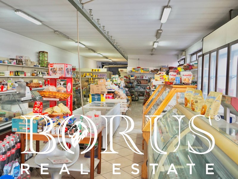 Immobile commerciale in Affitto a Casal di Principe, 1'000€, 100 m²