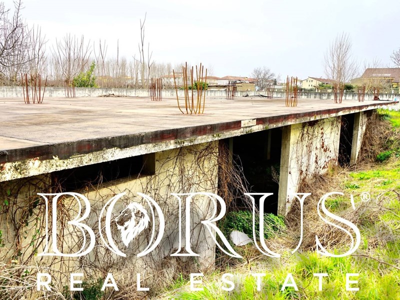 Magazzino in Vendita a San Marcellino, 158'000€, 1600 m²