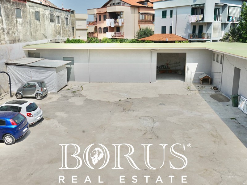 Magazzino in Affitto a Sant'Antimo, 1'300€, 185 m²