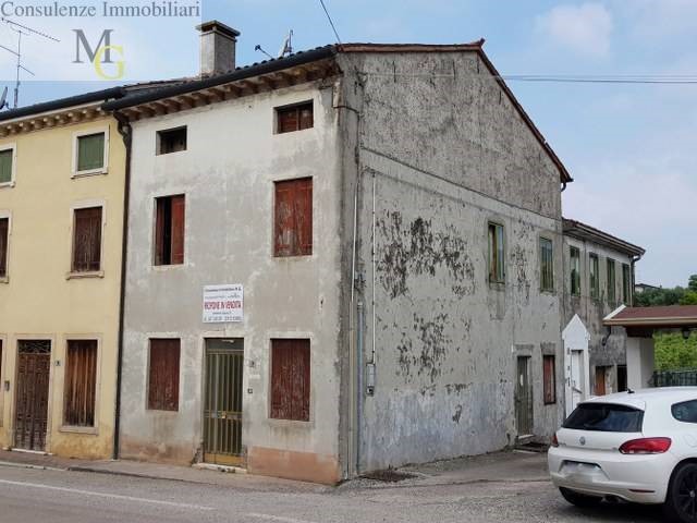 Casa Semi Indipendente in Vendita a Roncà, 47'000€, 250 m²