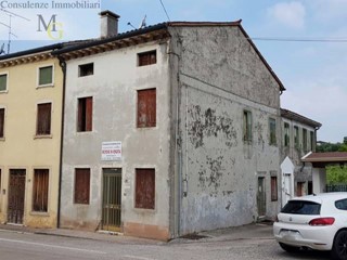 Casa Semi Indipendente in Vendita a Roncà, 47'000€, 250 m²