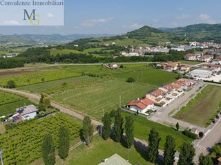 Terreno edificabile in Vendita a Gambellara, 500'000€, 9000 m²