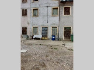 Casa Semi Indipendente in Vendita a Montecchia di Crosara, 20'000€, 105 m²