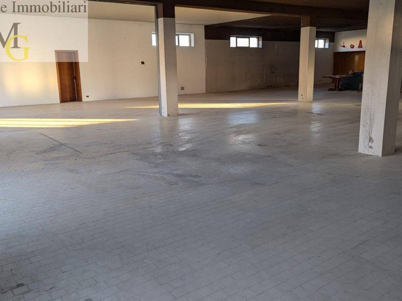 Immobile commerciale in Vendita a Monteforte d'Alpone, 230'000€, 600 m²